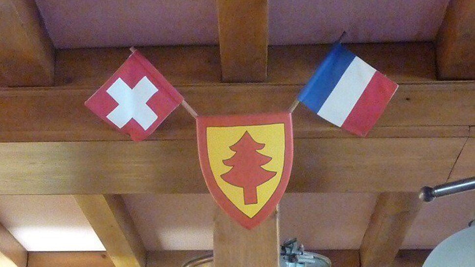 किस देश में ठहरना चाहते हैं आप? bar in Switzerland and bathroom in France