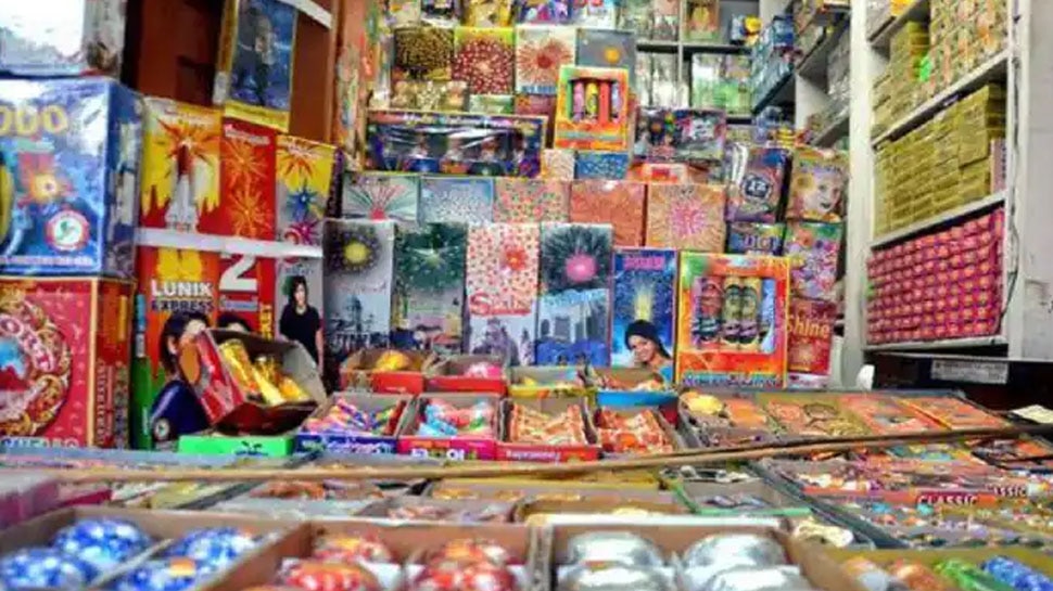 दिल्ली में 1 जनवरी 2022 तक पटाखे फोड़ने और बेचने पर लगा कंप्लीट बैन