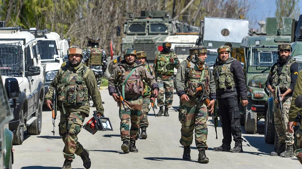 कश्मीर: सीमा पार से आतंकियों तक भेजे जा रहे हथियार, इंटरसेप्ट से हुआ प्लान का खुलासा