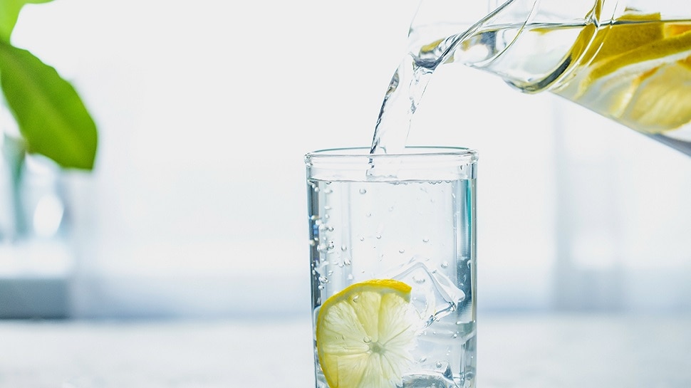 Side Effects of Lemon Water: नींबू पानी के फायदे तो पता हैं, लेकिन नुकसानों के बारे में भी जान लीजिए