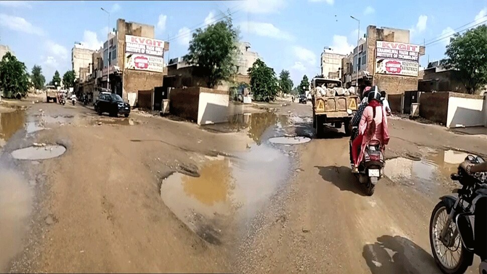 Jaipur में पॉश कॉलोनियों में बारिश से टूटी सड़कें, रिपेयर करना भूला PHED