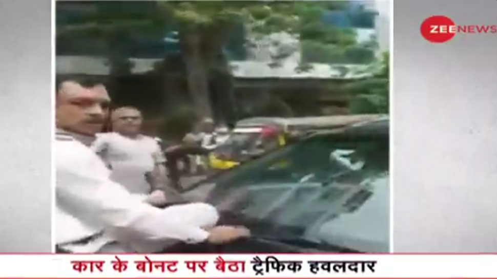 गाड़ी रोकने के लिए बोनट पर बैठ गया ट्रैफिक हवलदार, ड्राइवर ने दौड़ा दी कार, देखें LIVE VIDEO