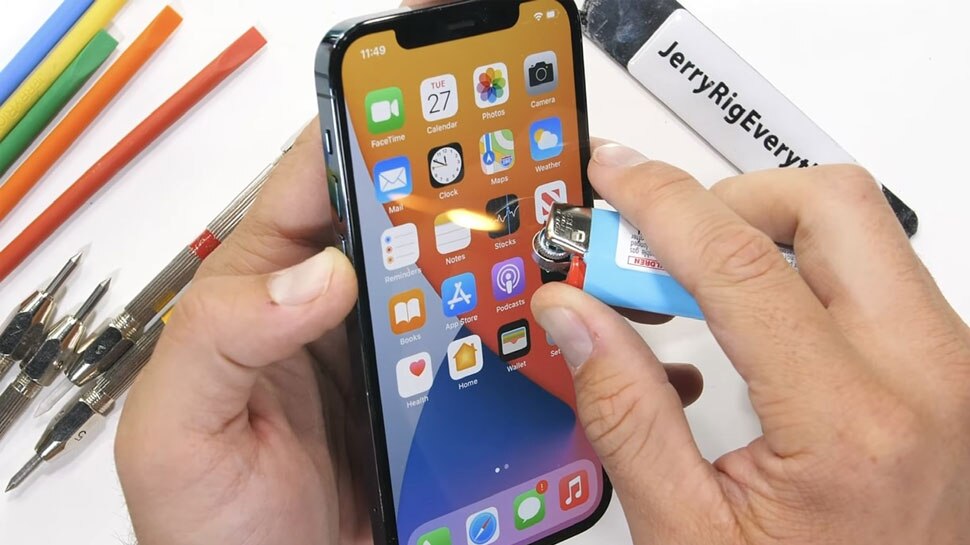 Shocking!! iPhone 13 Pro Max पर ब्लेड से किया गया वार, स्क्रीन पर लगा दी आग, जानिए आगे क्या हुआ..