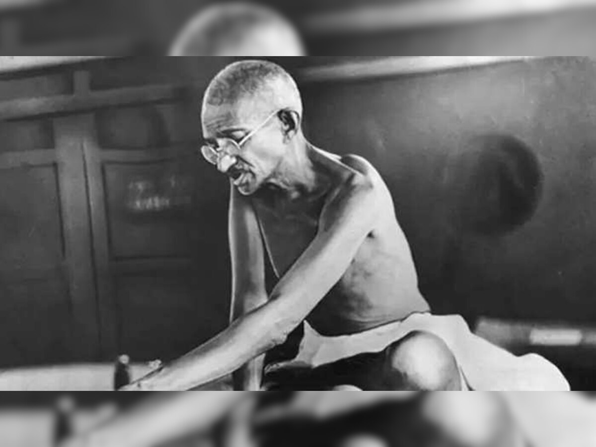 Gandhi Jayanti: पारंपरिक पहनावे को छोड़ खाली बदन सिर्फ धोती पहनकर रहने का लिया प्रण! जानें क्या थी वजह