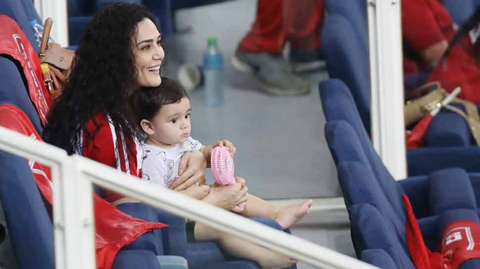 IPL 2021:  Preity Zinta बनीं 'Babysitter', एक्ट्रेस की गोद में बैठा क्यूट बच्चा आखिर किसका है?