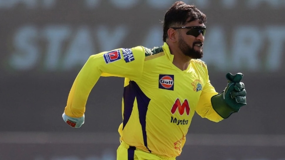MS Dhoni ने फिर जीता फैंस का दिल, अपने ही 'दुश्मन' को दिया खास तोहफा