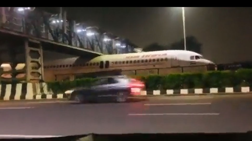 दिल्ली में FOB के नीचे अटक गया एयर इंडिया का प्लेन, वीडियो हुआ वायरल