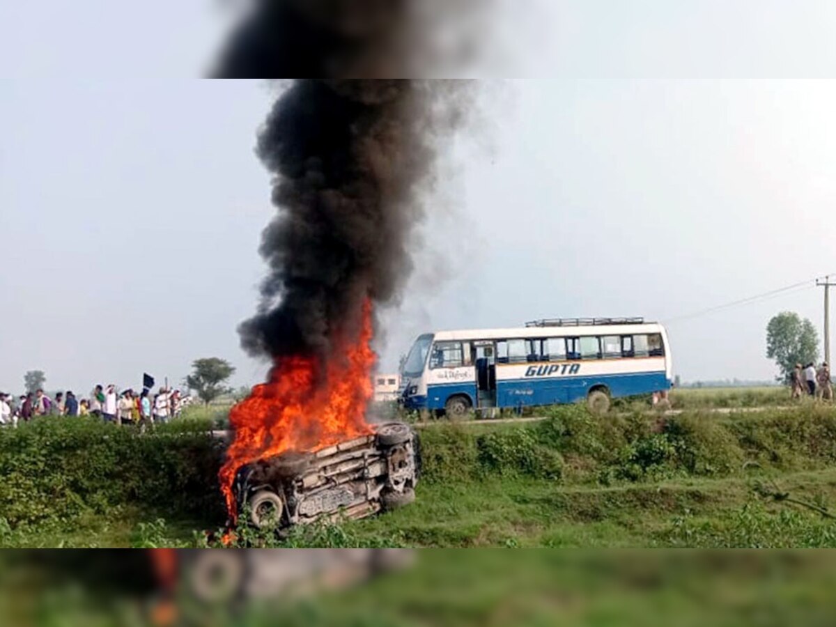 घटनास्थल पर किसानों की हिंसा और फूंकी गई गाड़ियां