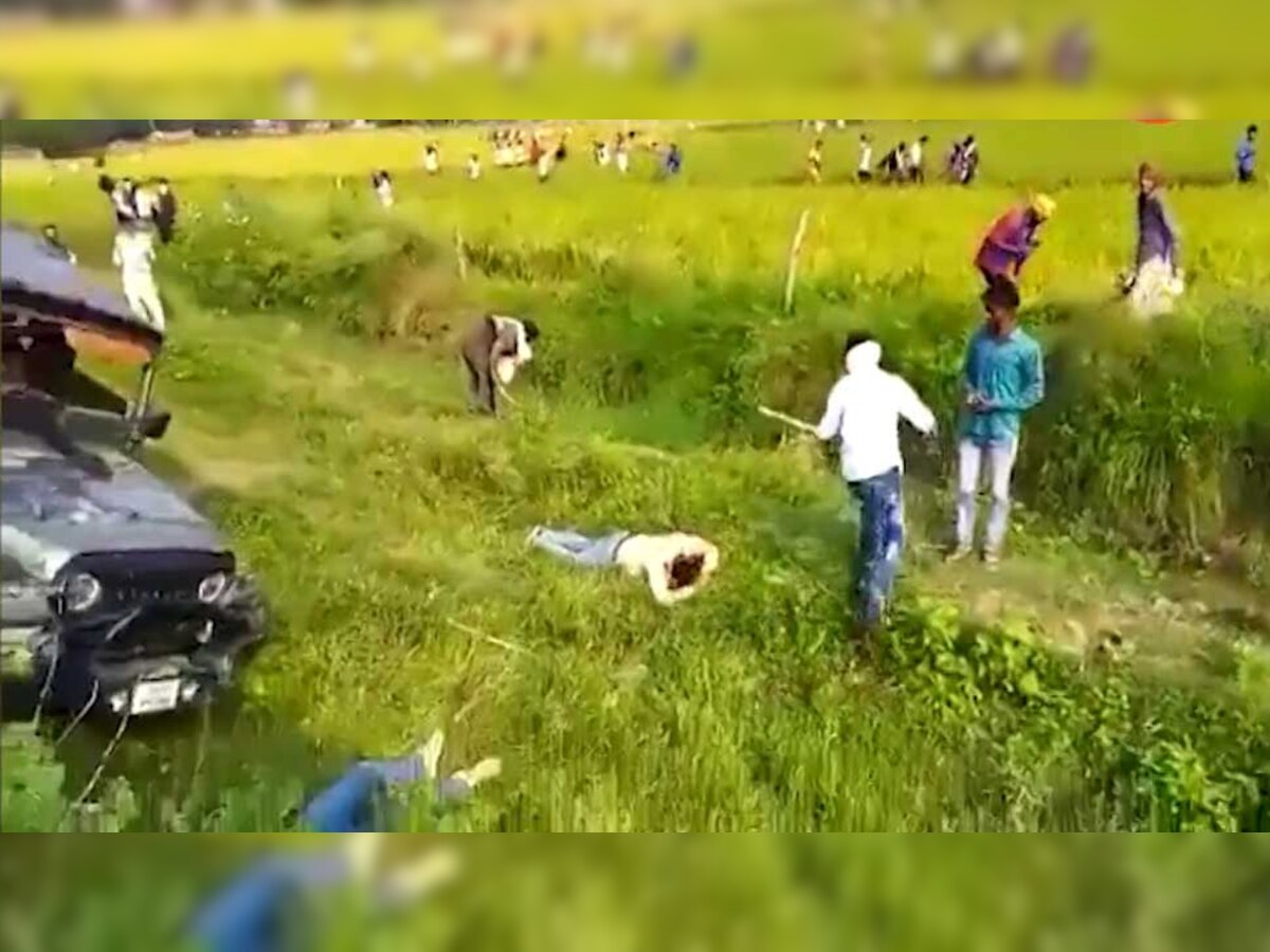 लखीमपुर खीरी घटनास्थल पर एक शख्स को बेरहमी से पीटते कुछ कथित किसान.