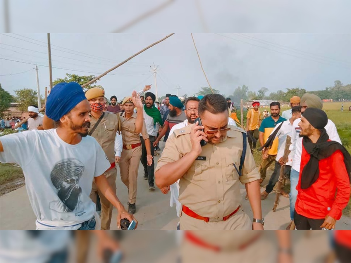 लखीमपुर खीरी में इतवार को वाहन से दो किसानों के कुचलने के बाद विरोध जताते प्रदर्शनकारी