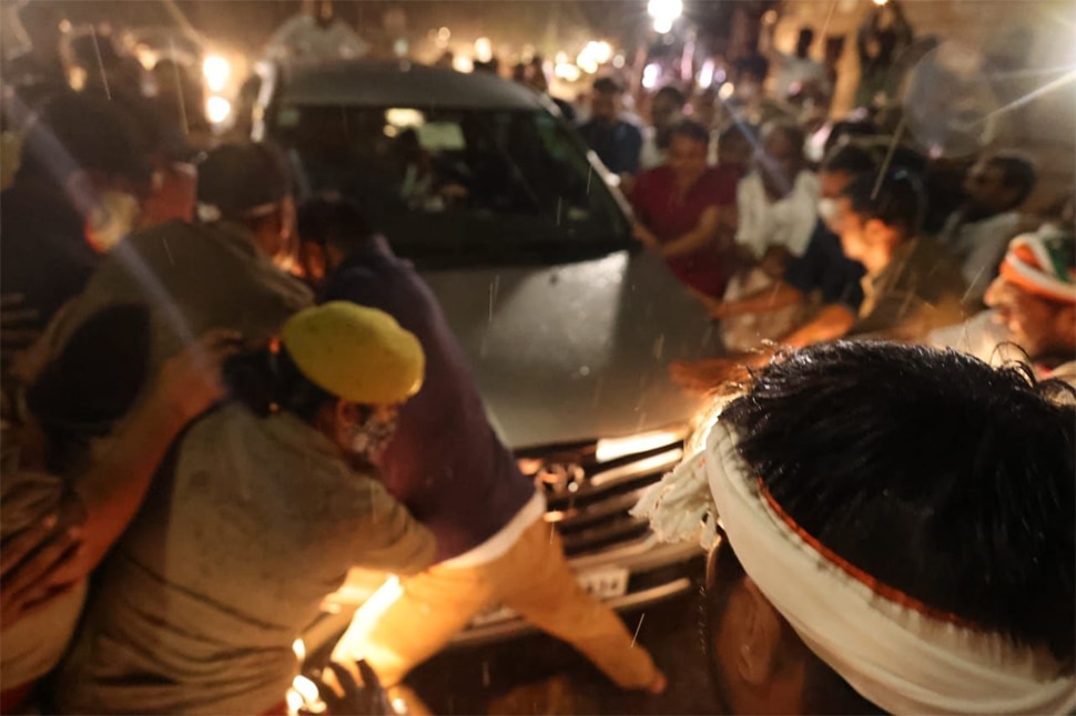लखीमपुर खीरी: देर रात पुलिस की रुकावटों के बावजूद मृतकों के परिवार से मिलने निकली प्रियंका गांधी, देखिए VIDEO