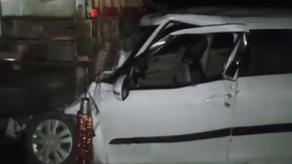 Dhar Road Accident: खड़े ट्रक में जा घुसी तेज रफ्तार कार, 1 की मौत, 4 घायल