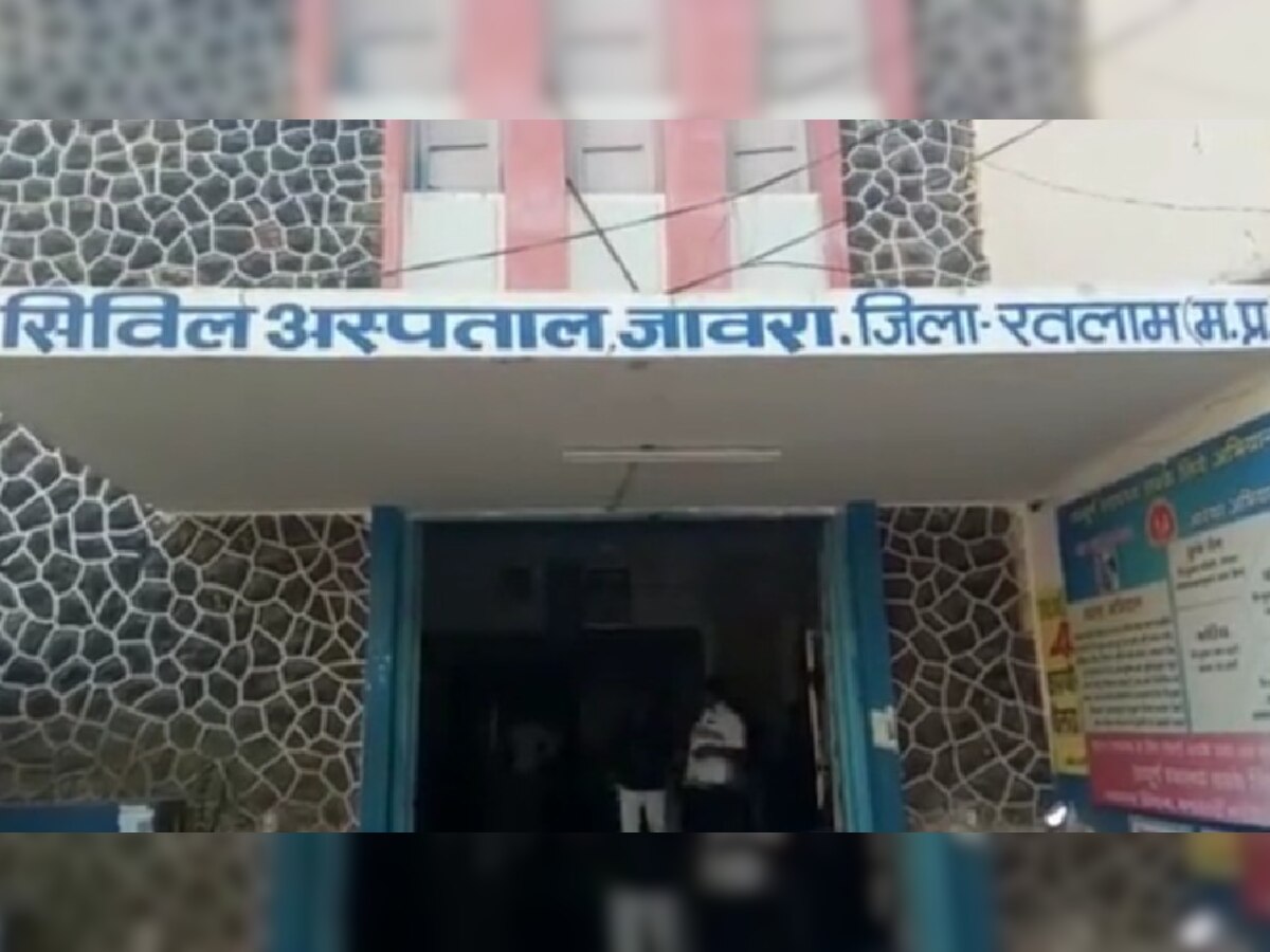 अस्पताल में चारों घायलों का इलाज जारी है