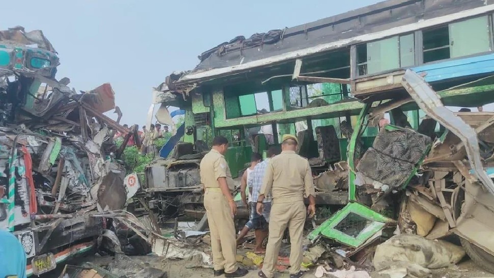 Barabanki Road Accident: मवेशी को बचाने के चक्कर में ट्रक से भिड़ा डबल डेकर बस, 9 की मौत, 26 घायल