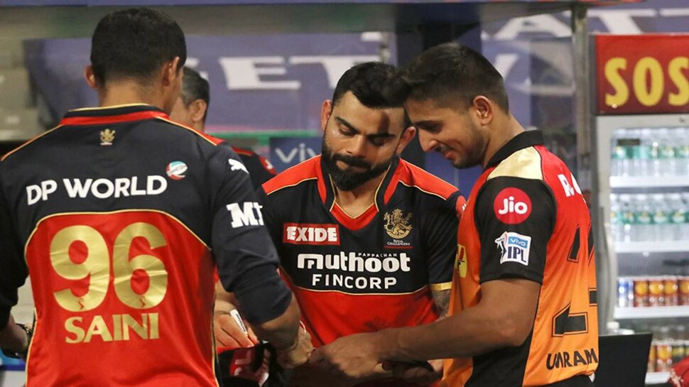 IPL 2021 News: IPL के सबसे तेज गेंदबाज को मिला कप्तान कोहली से खास तोहफा, Photo Viral