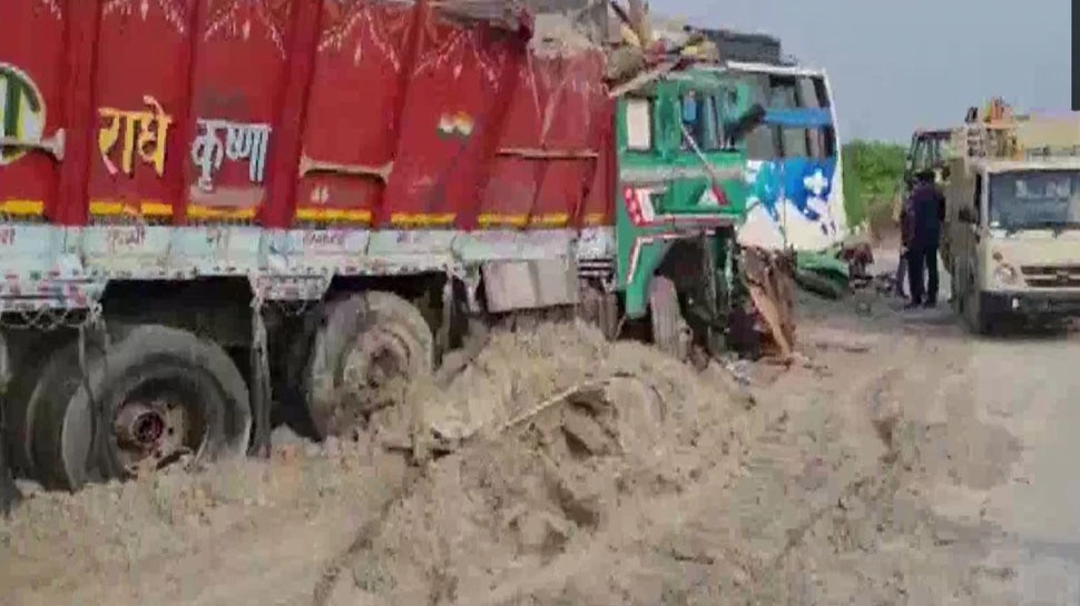Barabanki Accident: बस-ट्रक की टक्कर में अब तक 15 की मौत, प्रशासन ने जारी किया हेल्पलाइन नंबर