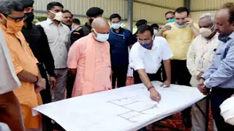 वाराणसी: CM योगी ने शहंशाहपुर स्थित विशाल गौशाला में स्थापित किये जा रहे बायोगैस प्लांट का किया निरीक्षण