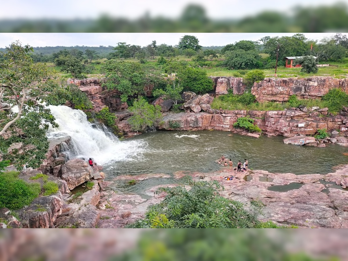 ऐसी सुंदरता और धार्मिक स्थल का संगम दूर-दूर तक देखने को नहीं मिलता है. 