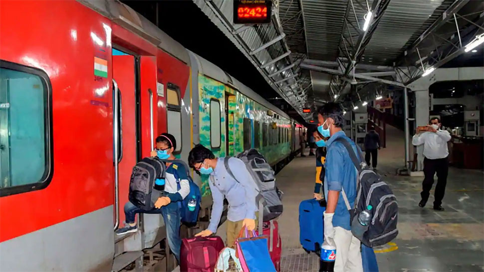 Railway Rules For Mask: रेलवे ने बढ़ा दिया है ये जरूरी नियम, जान लें नहीं तो लगेगा जुर्माना