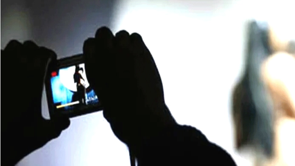 भाई ने बनाई अश्लील क्लिपिंग, फोन कर मांगे 70 लाख रुपये और प्लॉट