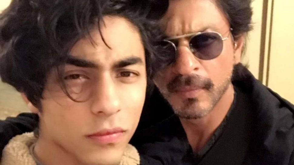 FACT CHECK: Shah Rukh Khan ने कोर्ट के बाहर बेटे Aryan Khan को लगाया गले? ये है VIDEO का सच