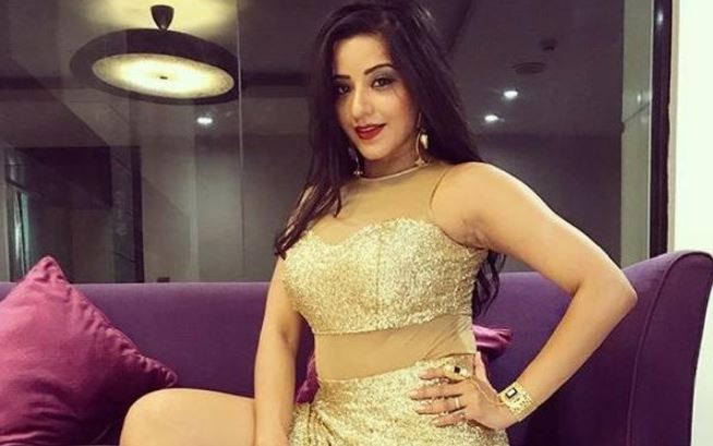 Bhojpuri Actress मोनालिसा पर चढ़ा नवरात्रि का रंग, दोस्त के साथ किया गरबा