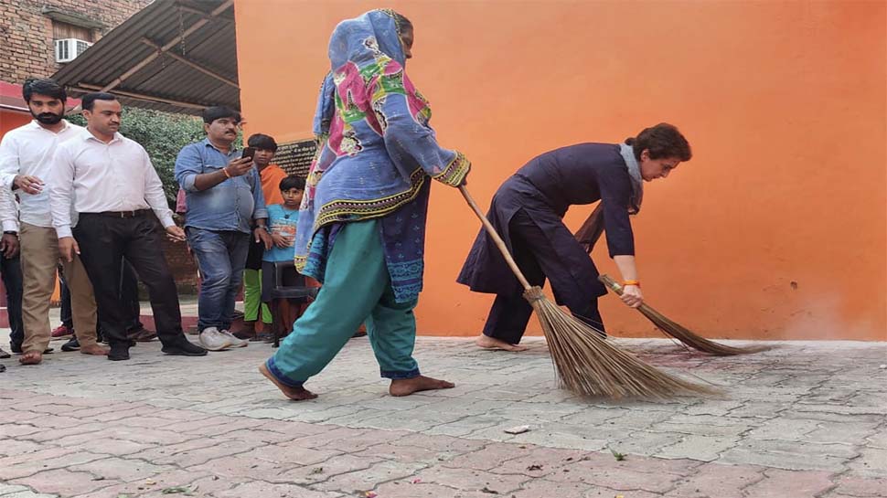 सीतापुर के बाद लखनऊ की दलित बस्ती में प्रियंका गांधी ने फिर लगाया झाड़ू, जानें वजह