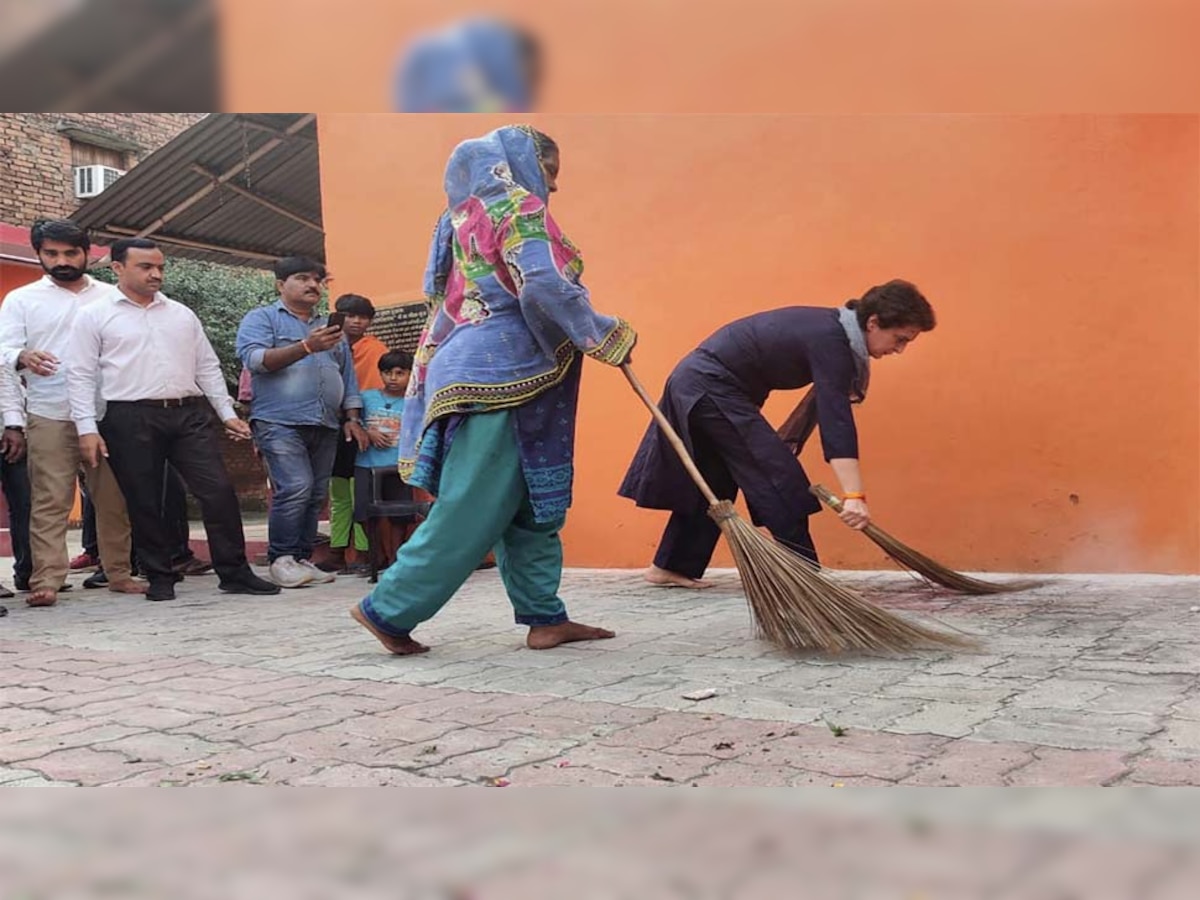 लखनऊ के इंदिरा नगर की दलित बस्ती लवकुश नगर में शुक्रवार को झाड़ू लगाती हुईं प्रियंका गांधी वाद्रा