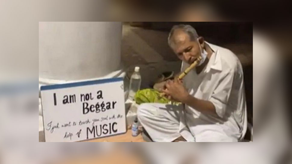 दिल्ली में बुजुर्ग ने बजाई बांसुरी, मधुर तान से झूम उठे लोग; देखिए वीडियो