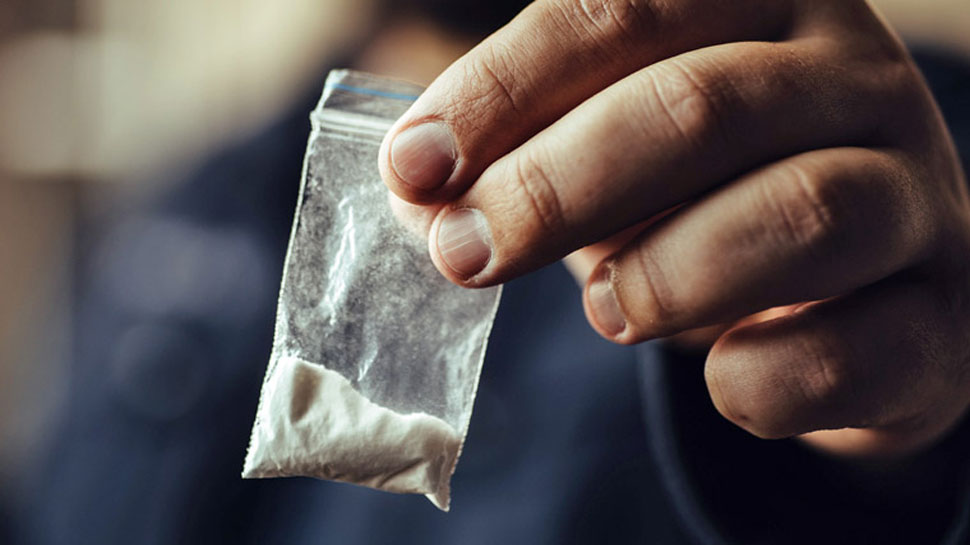 नशे के दलदल में फंसता भारत का भविष्य, 18 साल से कम के युवा हो रहे ड्रग के आदी