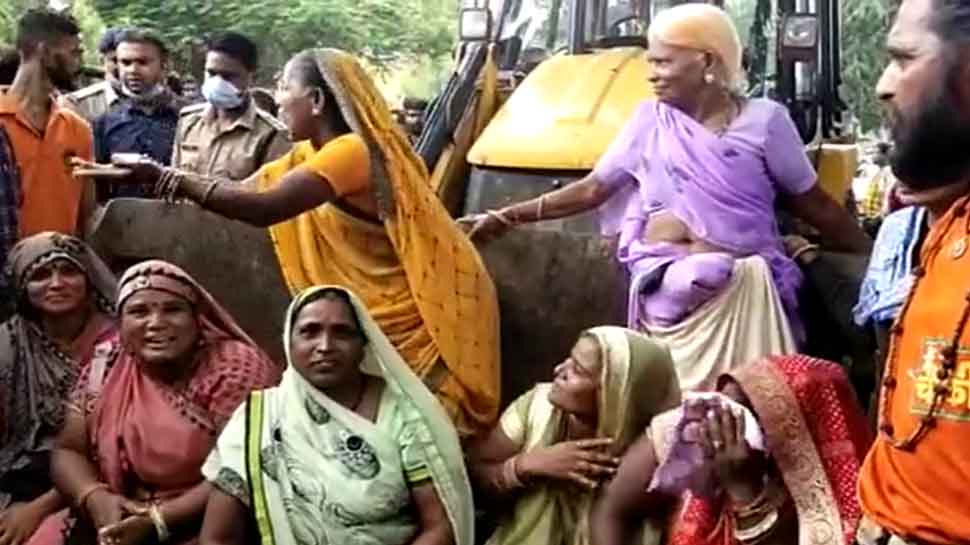अतिक्रमण हटाने पहुंचा नपा का अमला, विरोध करते हुए JCB पर चढ़ गई महिलाएं, कर दिया ट्रैफिक जाम