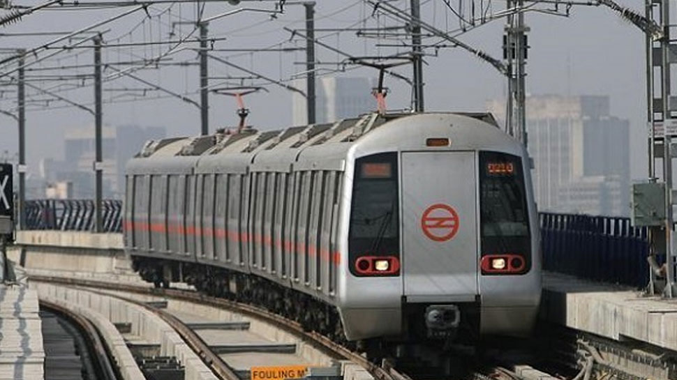 दिल्ली मेट्रो ट्रैक पर सुसाइड करने जा रही बुजुर्ग महिला को CISF ने बचाया