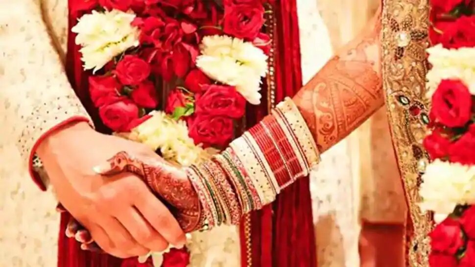 इस महिला ने अपने Boyfriend के पिता से ही रचा ली शादी, वजह भी कम चौंकाने वाली नहीं है