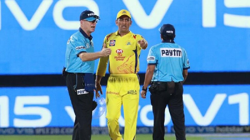 IPL 2021: MS Dhoni की इस हरकत पर नहीं गई किसी की नजर, बीच मैदान पर अंपायर्स से फिर भिड़ गए माही