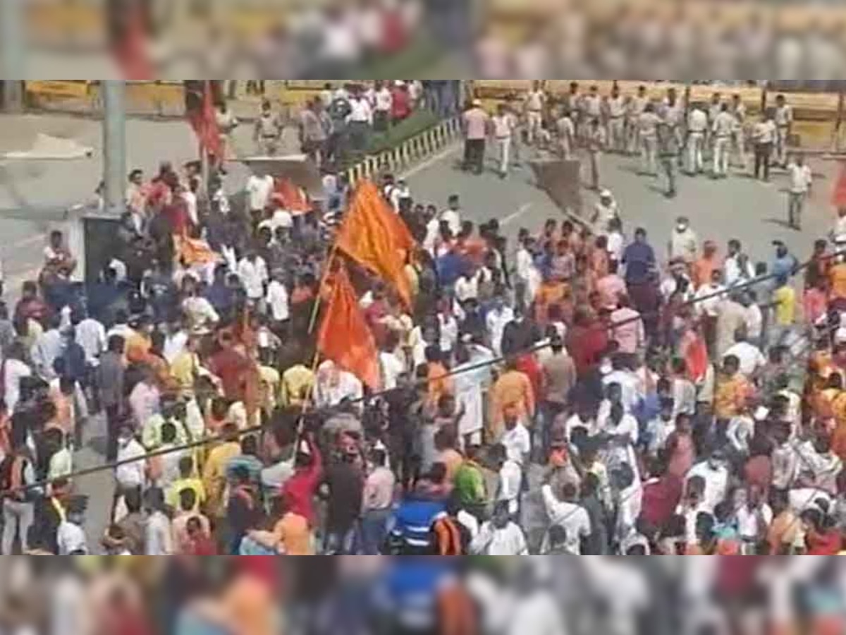  कवर्धा झंडा विवाद: VHP ने किया प्रदर्शन, कहा-पुलिस हिरासत में लिए गए निर्दोष लोगों को छोड़ा जाए