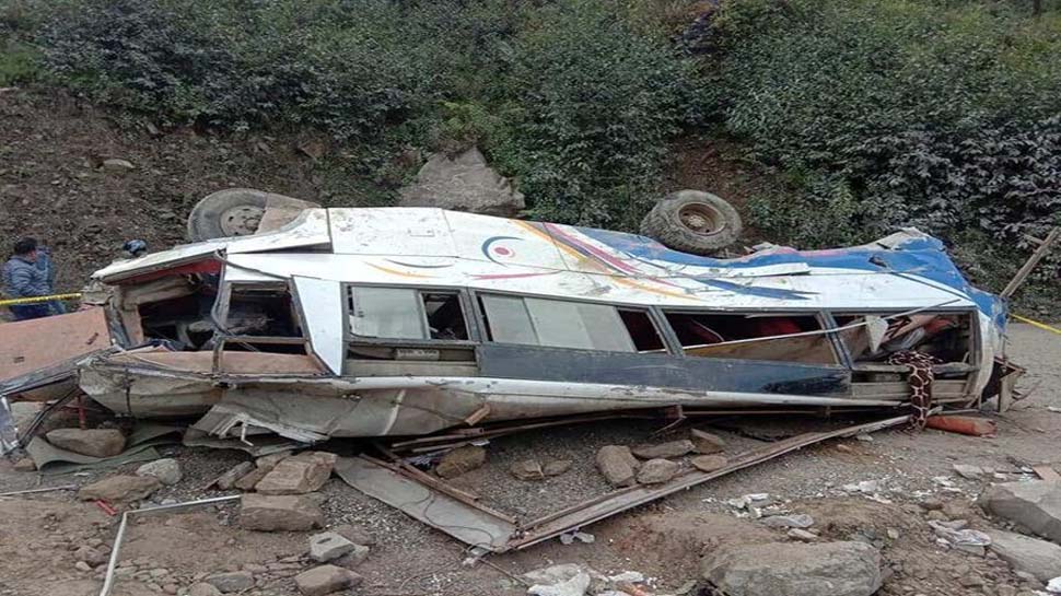 नेपाल में 300 मीटर गहरी खाई में गिरी बस, 32 लोगों की मौत; कई जख्मी