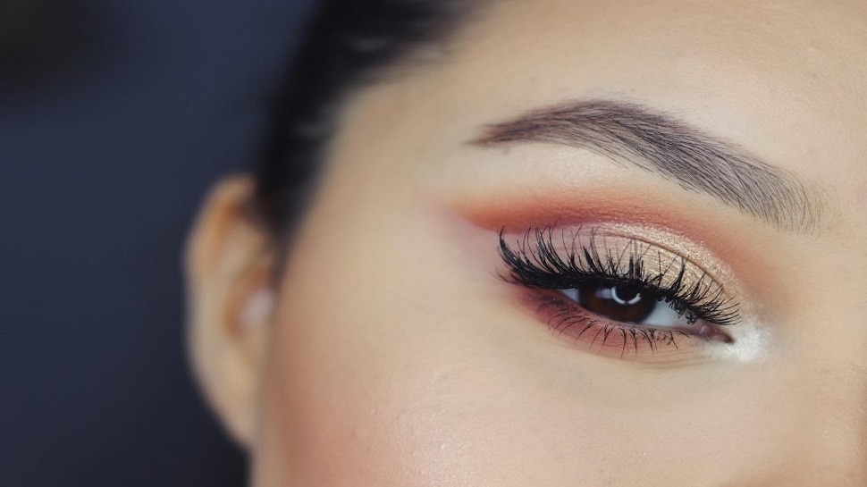 Eye Makeup: आंखों पर मेकअप करते हुए भूलकर भी ना करें ये गलतियां, आंखों को हो सकता है नुकसान