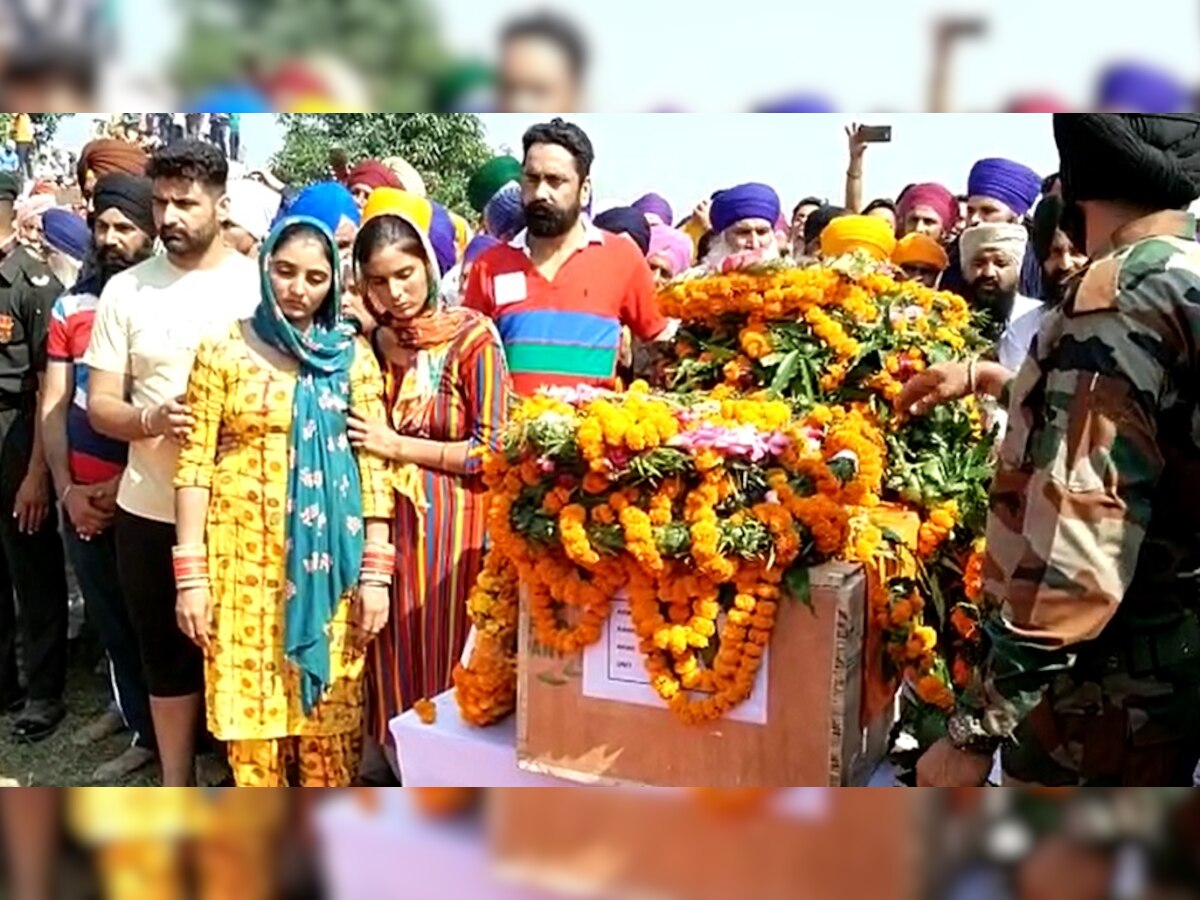 राजकीय सम्मान के साथ हुआ शहीद सारज सिंह का अंतिम संस्‍कार, पथराई आंखों से देखती रही पत्नी 