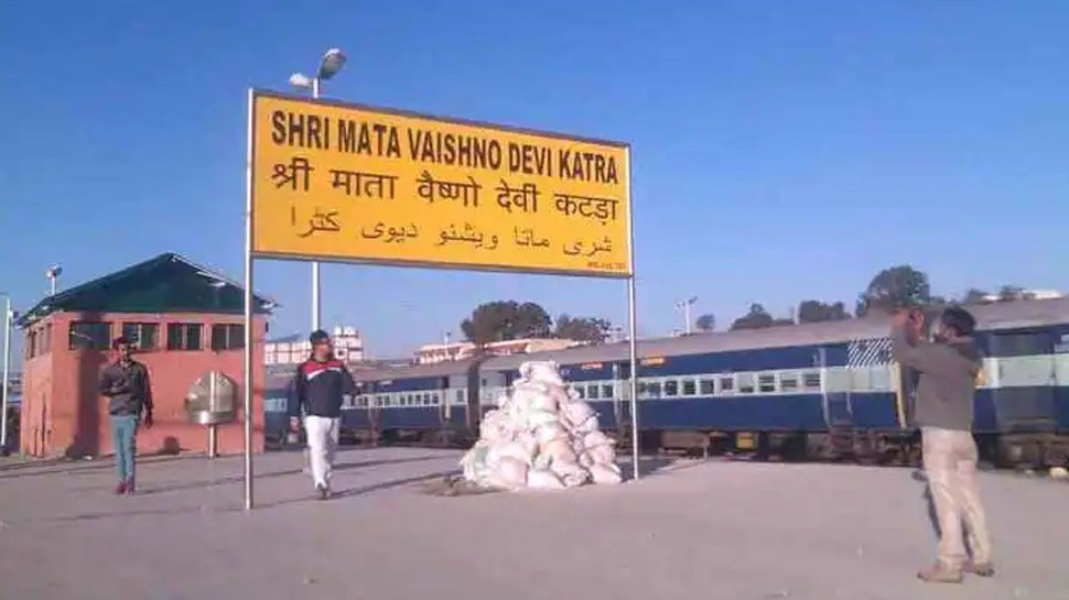 कटरा पहुंचने पर निहारिका भवन में ठहरें On reaching Katra, stay at Niharika Bhawan