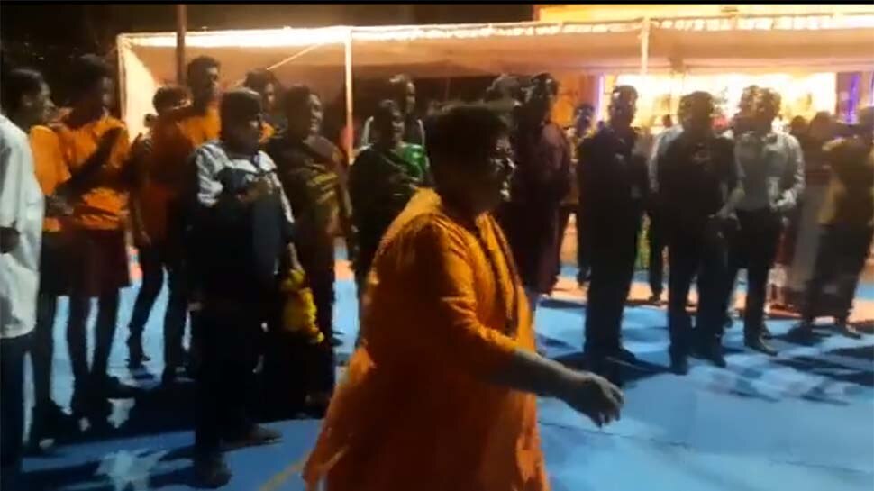 भोपाल की MP प्रज्ञा ठाकुर का कबड्डी खेलने का वीडियो वायरल; कांग्रेस ने कहा- ईश्वर उन्हें सेहतमंद रखे !