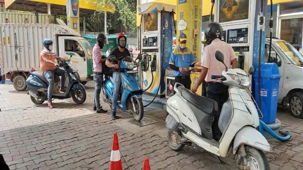 Petrol Diesel Price: दशहरे पर भी राहत नहीं, घर से निकलने से पहले जरूर चेक करें पेट्रोल-डीजल के नए दाम