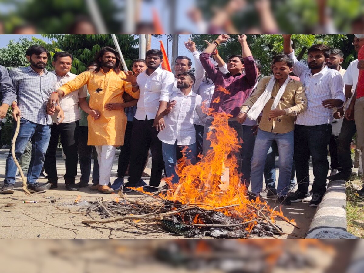 आज दोनों ही छात्र संगठनों द्वारा दशहरे के मौके पर अनूठा प्रदर्शन किया गया. 