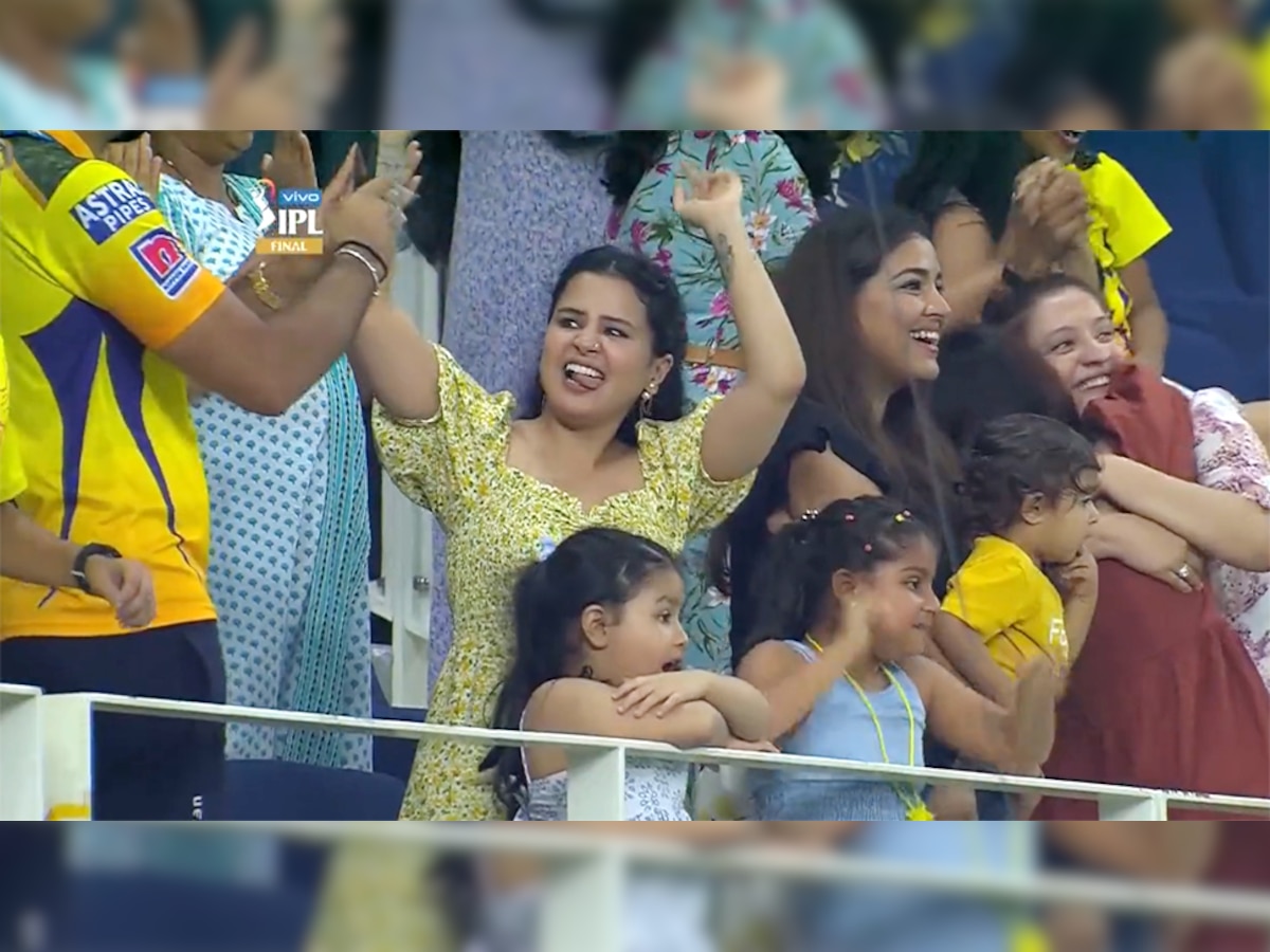 IPL Final: मैच जीतने के बाद कुछ इस तरह झूमी धोनी, रैना और उथप्पा की पत्नी, देखिए VIDEO