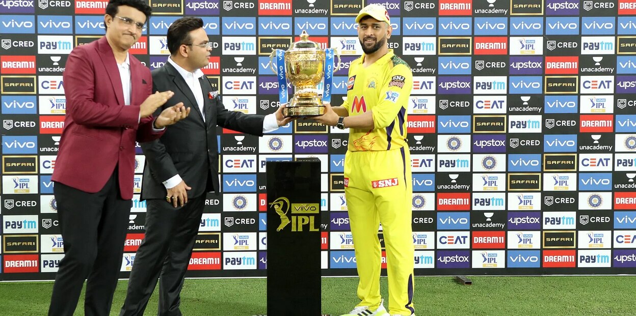 IPL ट्रॉफी जीतने के बाद धोनी ने KKR को लेकर कह दी ऐसी बात, मचाई सनसनी