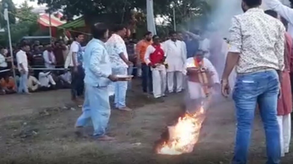 अंधविश्वास की दौड़: यहां दहकते अंगारों पर दौड़ते हैं भक्त, किनारे खड़े लोग डालते हैं आग में घी