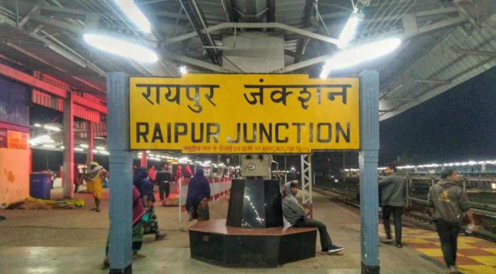 छत्तीसगढ़ः रायपुर के रेलवे स्टेशन पर ट्रेन में धमाका, CRPF के 6 जवान घायल