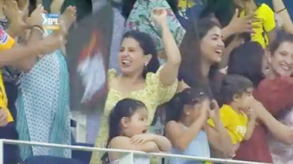 IPL: चेन्नई सुपर किंग्स की जीत पर यूं झूमने लगीं साक्षी, Viral हो रहा ये Video