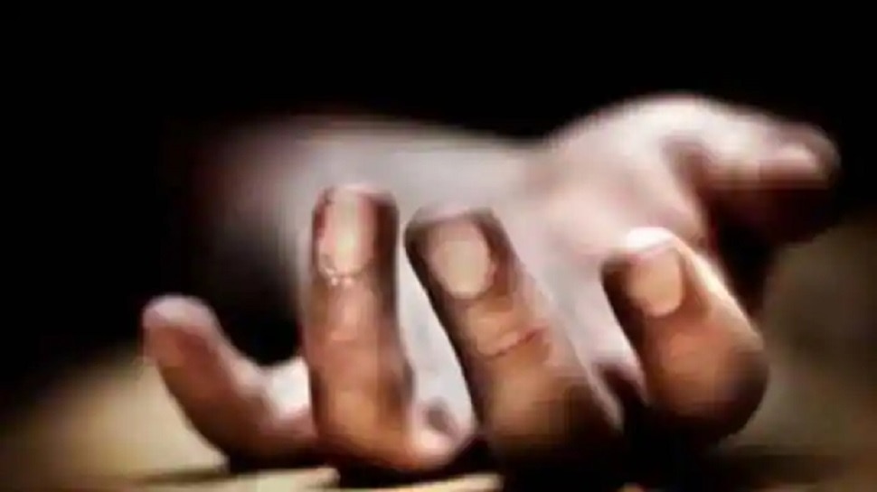 रामगढ़ में कांग्रेस नेता की घर में घुसकर हत्या, पत्नी बुरी तरह घायल