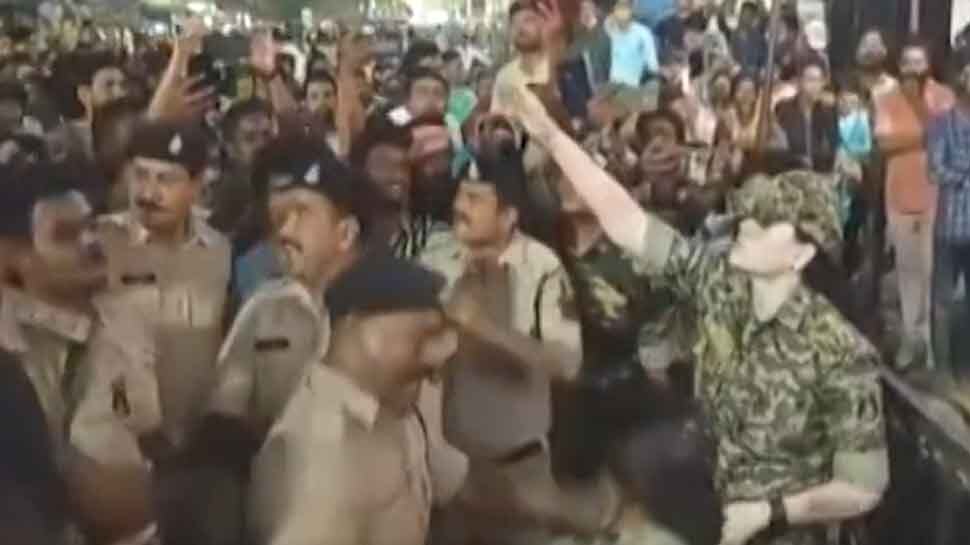 मां दंतेश्वरी के भजन सुन खुद को नहीं रोक पाईं IPS अफसर, जवानों के साथ किया बस्तिरया डांस
