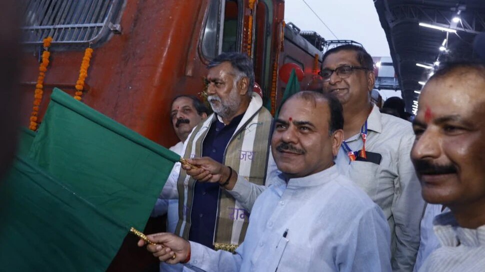 18 महीने बंद तक रही ये ट्रेन, केंद्रीय मंत्री ने हरी झंडी दिखाकर फिर से किया रवाना